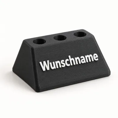 Gestaltungsbeispiel: Dartständer mit Wunschname für drei Dartpfeile.