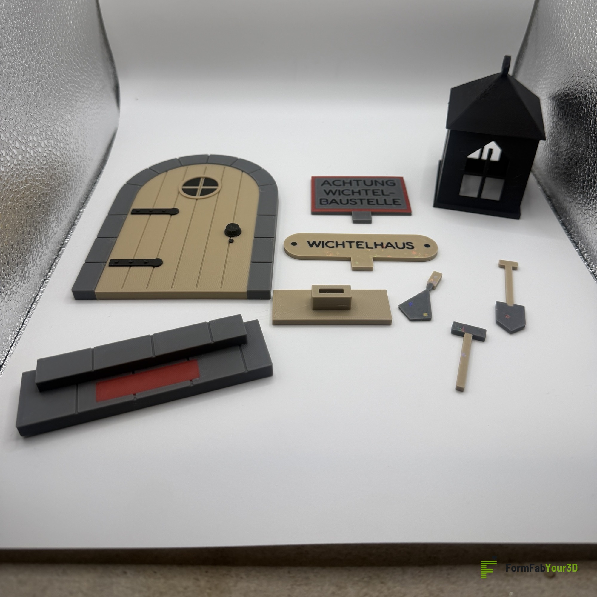 Wichteltür-Set mit Tür, Treppe, Laterne, Schildern und Werkzeug