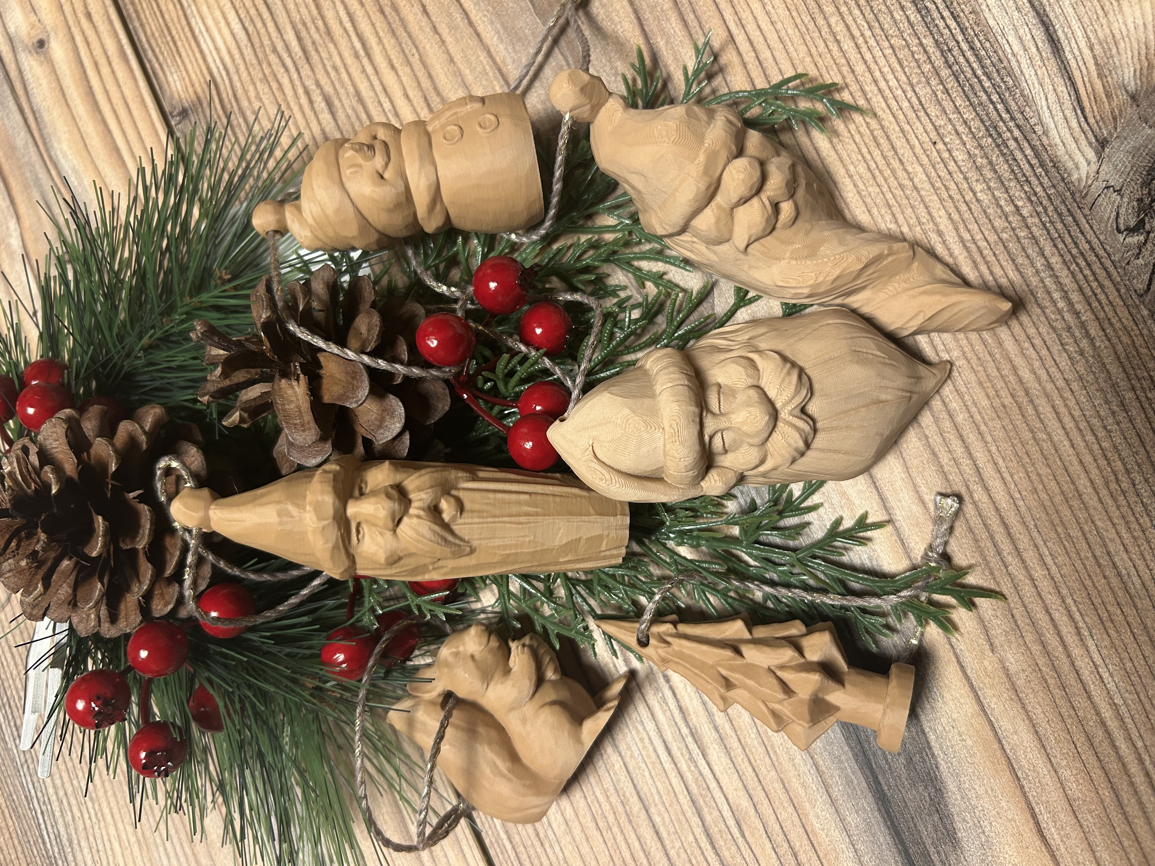 Hand-Carved Weihnachtsornamente • Holzoptik Baumanhänger